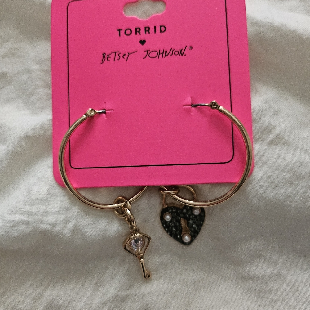 TORRID Betsey Johnson mismatched lock and key earrings NWT - Picture 4 of 5
